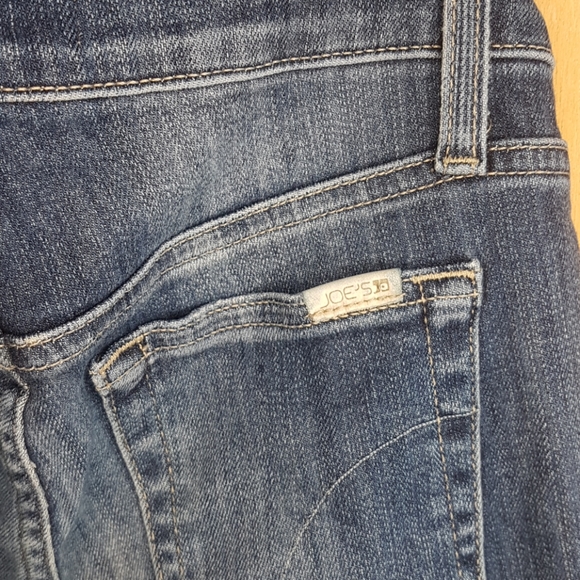 Blue medium wash skinny jean. - Picture 6 of 6